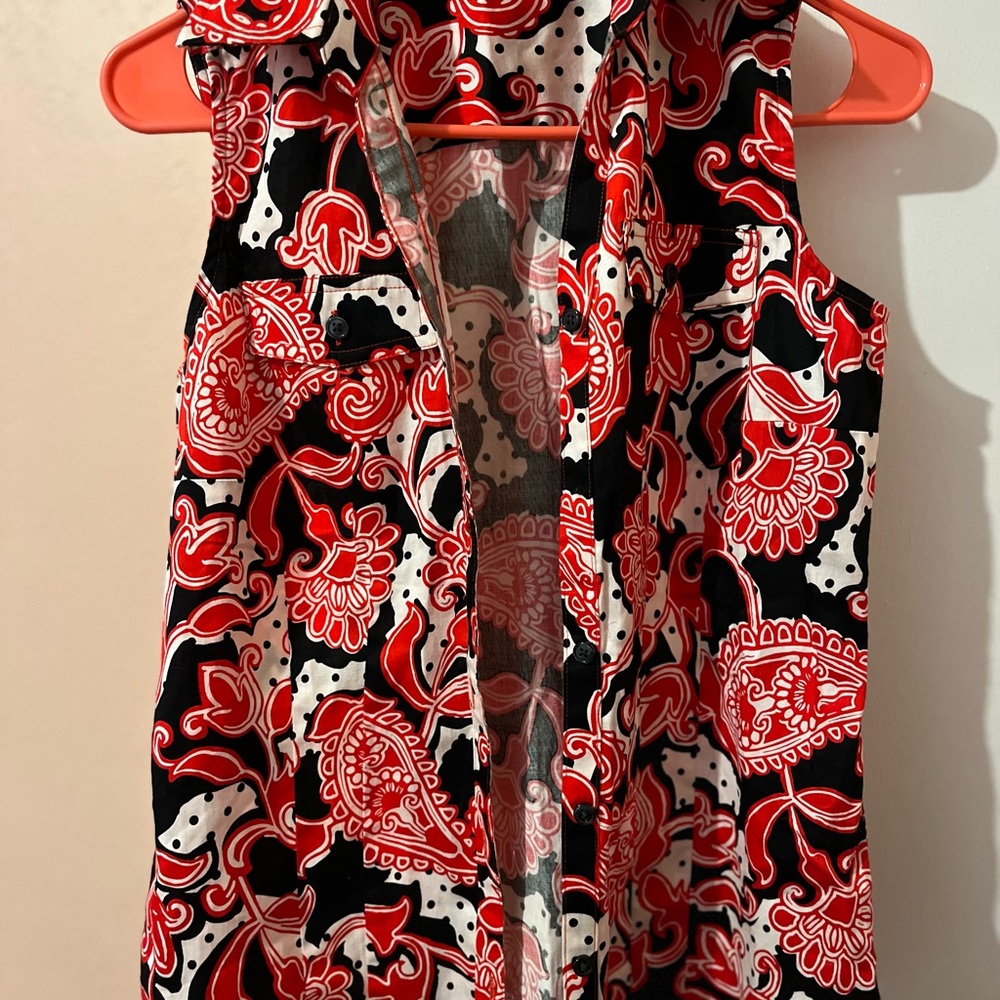 VTG. Van Heusen studio sleeve less button blouse
Gently used.